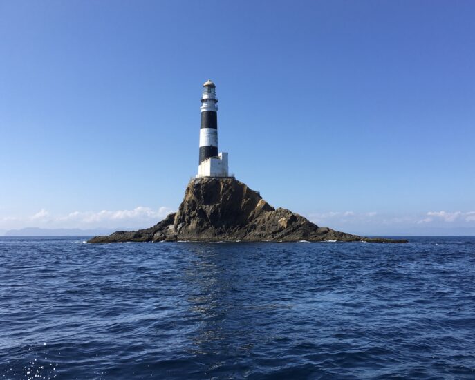 流れの速い豊後水道で航行の安全を守ってきた 「水ノ子島灯台」